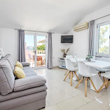 Family Friendly With A Swimming Pool Biograd Na Moru, Biograd - 19356 Apartment *
